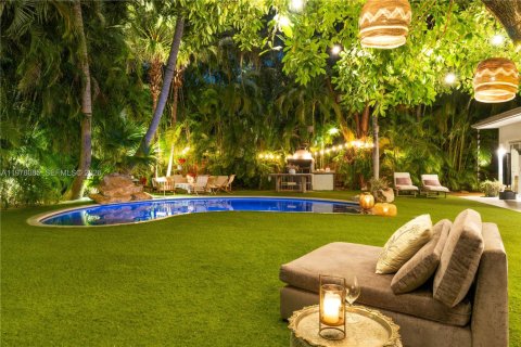 House in Key Biscayne, Florida 5 bedrooms, 297.47 sq.m. № 2042117