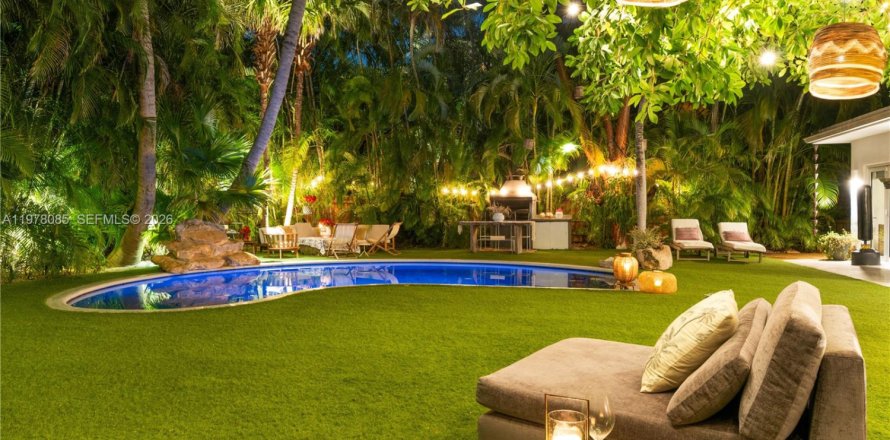 House in Key Biscayne, Florida 5 bedrooms, 297.47 sq.m. № 2042117