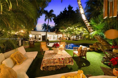 House in Key Biscayne, Florida 5 bedrooms, 297.47 sq.m. № 2042117 - photo 29