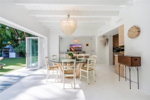 House in Key Biscayne, Florida 5 bedrooms, 297.47 sq.m. № 2042117 - photo 16