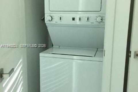 Condo in Miami, Florida, 1 bedroom  № 1997320 - photo 11
