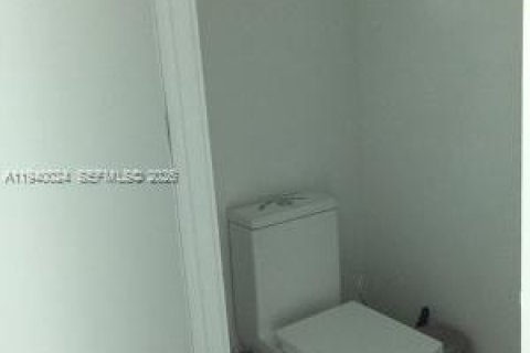 Condo in Miami, Florida, 1 bedroom  № 1997320 - photo 10