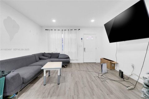 Casa en venta en Miami, Florida, 2 dormitorios, 83.24 m2 № 1983513 - foto 12