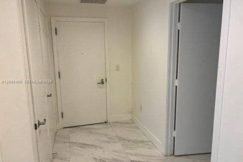 Condo in Miami, Florida, 2 bedrooms  № 2180940 - photo 3