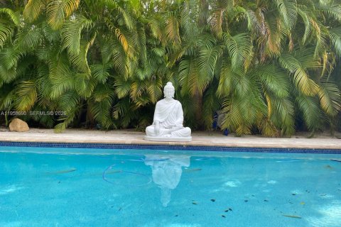 House in Miami, Florida 2 bedrooms, 159.79 sq.m. № 2022174 - photo 8