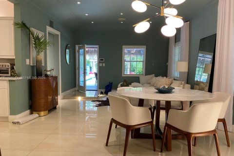 House in Miami, Florida 2 bedrooms, 159.79 sq.m. № 2022174 - photo 7