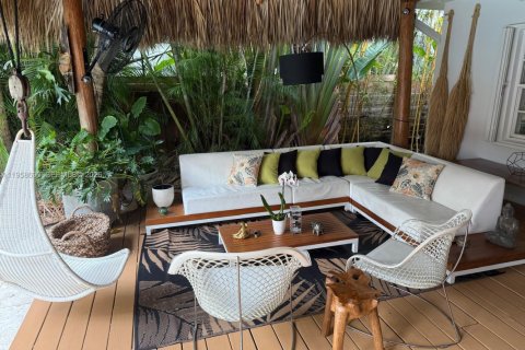 House in Miami, Florida 2 bedrooms, 159.79 sq.m. № 2022174 - photo 9