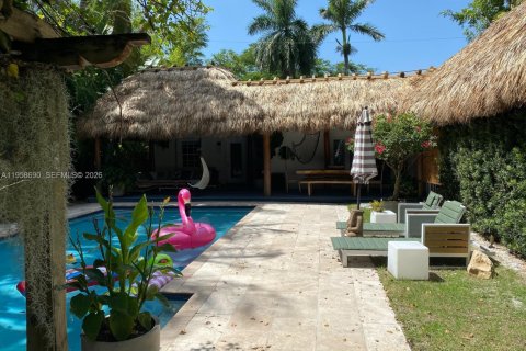 House in Miami, Florida 2 bedrooms, 159.79 sq.m. № 2022174 - photo 5