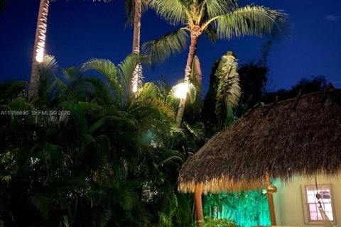 House in Miami, Florida 2 bedrooms, 159.79 sq.m. № 2022174 - photo 2