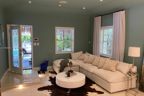 House in Miami, Florida 2 bedrooms, 159.79 sq.m. № 2022174 - photo 6
