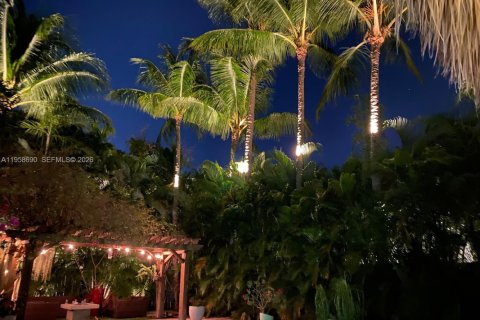 House in Miami, Florida 2 bedrooms, 159.79 sq.m. № 2022174 - photo 3