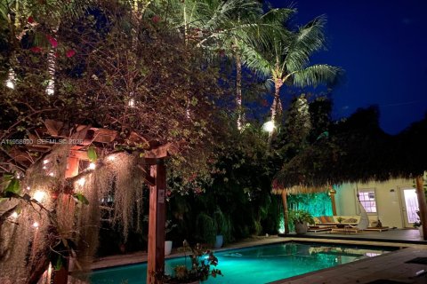 House in Miami, Florida 2 bedrooms, 159.79 sq.m. № 2022174