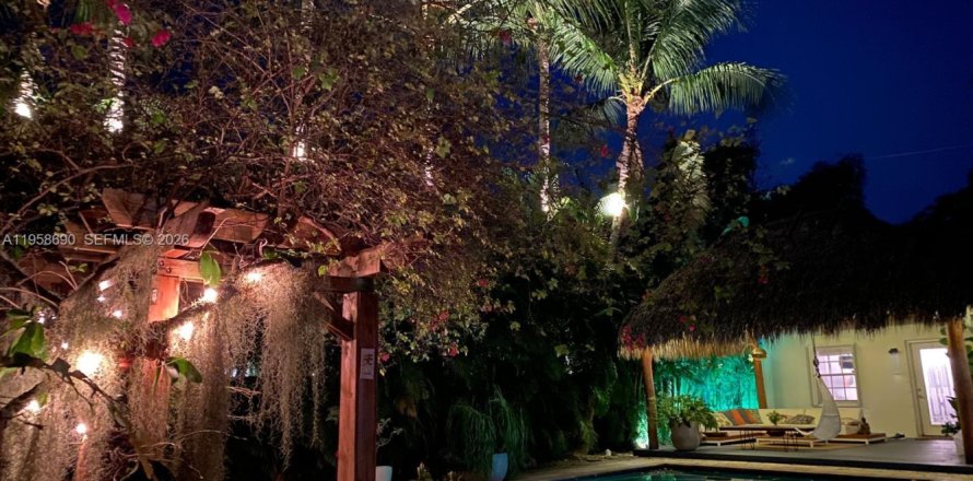 House in Miami, Florida 2 bedrooms, 159.79 sq.m. № 2022174