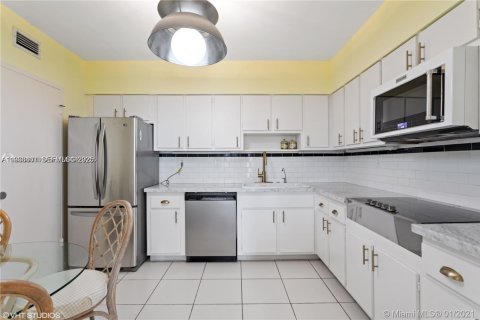 Condo in Bay Harbor Islands, Florida, 2 bedrooms № 1994383 - photo 2