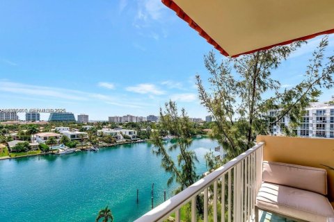 Condo in Bay Harbor Islands, Florida, 2 bedrooms № 1994383 - photo 1