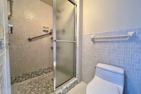 Condo in Bay Harbor Islands, Florida, 2 bedrooms № 1994383 - photo 12