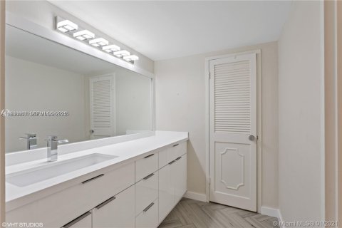 Condo in Bay Harbor Islands, Florida, 2 bedrooms № 1994383 - photo 11