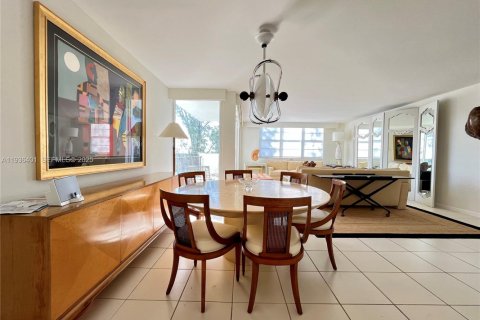 Condo in Bay Harbor Islands, Florida, 2 bedrooms № 1994383 - photo 4