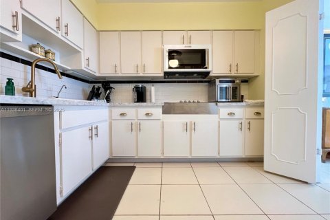 Condo in Bay Harbor Islands, Florida, 2 bedrooms № 1994383 - photo 3