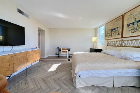 Condo in Bay Harbor Islands, Florida, 2 bedrooms № 1994383 - photo 10