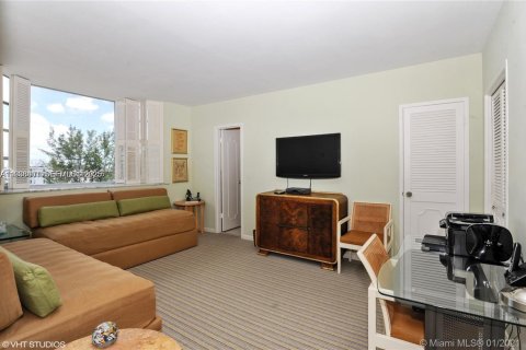 Condo in Bay Harbor Islands, Florida, 2 bedrooms № 1994383 - photo 14