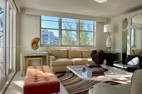 Condo in Bay Harbor Islands, Florida, 2 bedrooms № 1994383 - photo 8