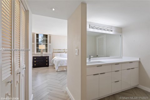 Condo in Bay Harbor Islands, Florida, 2 bedrooms № 1994383 - photo 9