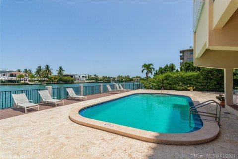 Condo in Bay Harbor Islands, Florida, 2 bedrooms № 1994383 - photo 15