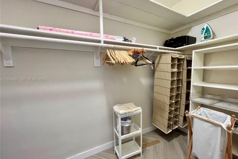 Condo in Bay Harbor Islands, Florida, 2 bedrooms № 1994383 - photo 13