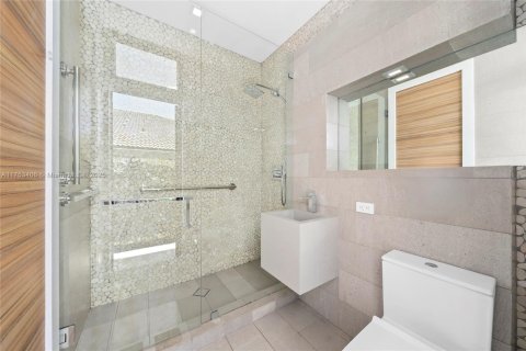 House in Hallandale Beach, Florida 6 bedrooms, 538.18 sq.m. № 1700310 - photo 20