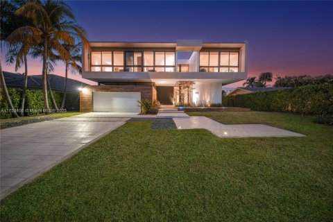 House in Hallandale Beach, Florida 6 bedrooms, 538.18 sq.m. № 1700310 - photo 1