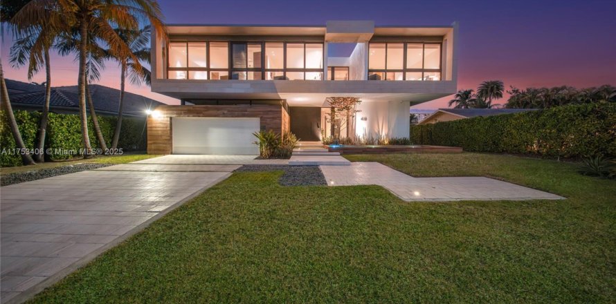 House in Hallandale Beach, Florida 6 bedrooms, 538.18 sq.m. № 1700310