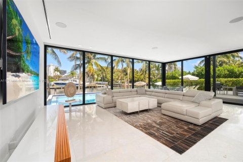 House in Hallandale Beach, Florida 6 bedrooms, 538.18 sq.m. № 1700310 - photo 9