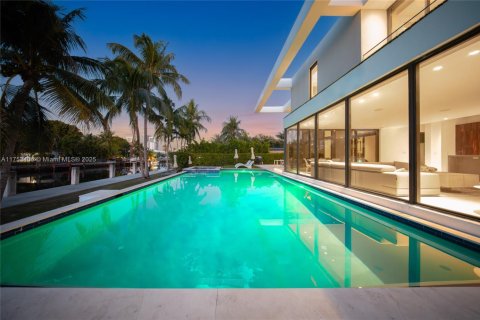 House in Hallandale Beach, Florida 6 bedrooms, 538.18 sq.m. № 1700310 - photo 6
