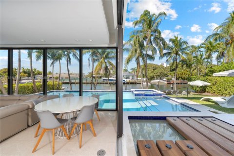 House in Hallandale Beach, Florida 6 bedrooms, 538.18 sq.m. № 1700310 - photo 12