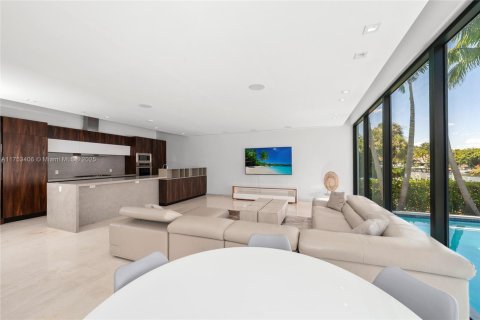 House in Hallandale Beach, Florida 6 bedrooms, 538.18 sq.m. № 1700310 - photo 10