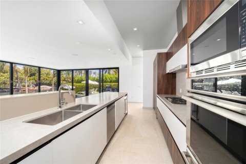House in Hallandale Beach, Florida 6 bedrooms, 538.18 sq.m. № 1700310 - photo 11