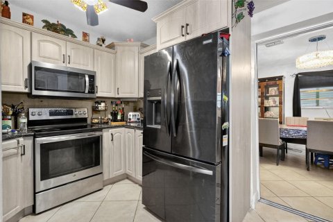 House in Miami, Florida 3 bedrooms, 167.97 sq.m. № 1823395 - photo 10