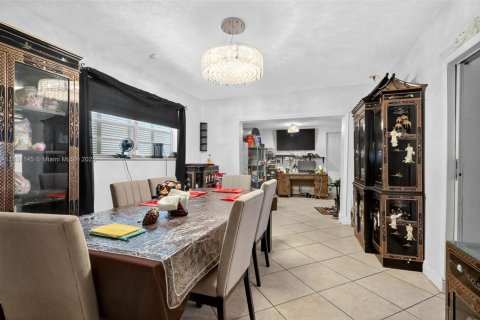 House in Miami, Florida 3 bedrooms, 167.97 sq.m. № 1823395 - photo 11