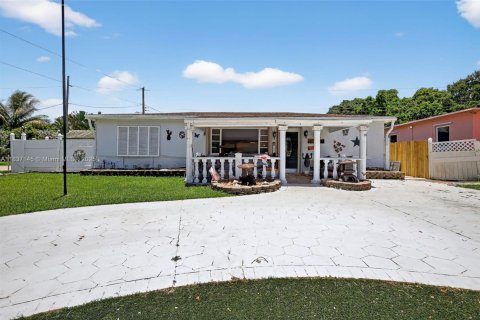 House in Miami, Florida 3 bedrooms, 167.97 sq.m. № 1823395 - photo 1
