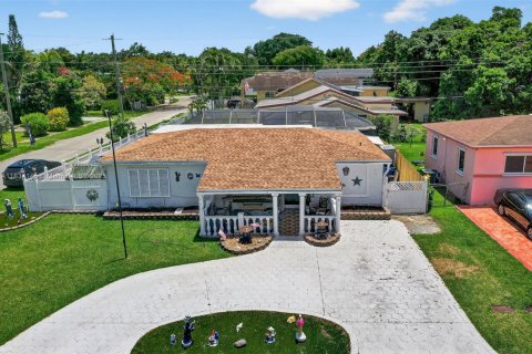 House in Miami, Florida 3 bedrooms, 167.97 sq.m. № 1823395 - photo 25