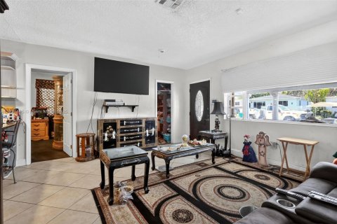 House in Miami, Florida 3 bedrooms, 167.97 sq.m. № 1823395 - photo 6