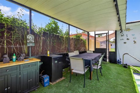 House in Miami, Florida 3 bedrooms, 167.97 sq.m. № 1823395 - photo 22