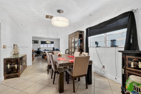 House in Miami, Florida 3 bedrooms, 167.97 sq.m. № 1823395 - photo 14