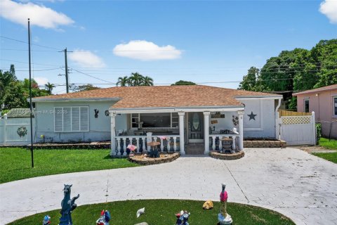 House in Miami, Florida 3 bedrooms, 167.97 sq.m. № 1823395 - photo 24
