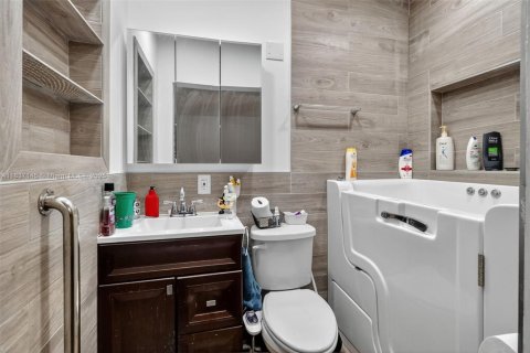 House in Miami, Florida 3 bedrooms, 167.97 sq.m. № 1823395 - photo 5