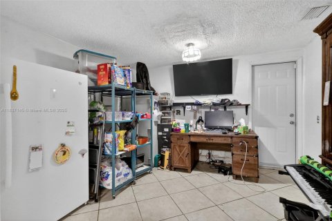 House in Miami, Florida 3 bedrooms, 167.97 sq.m. № 1823395 - photo 13