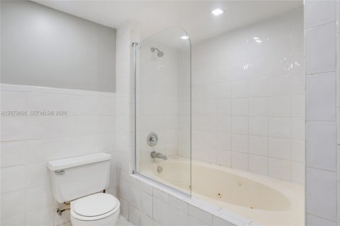 Villa ou maison à vendre à Miami, Floride: 3 chambres, 85.1 m2 № 2331909 - photo 11