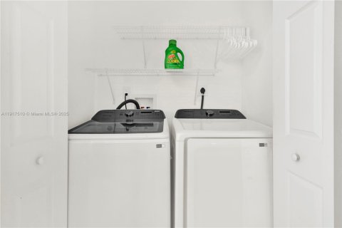 Villa ou maison à vendre à Miami, Floride: 5 chambres, 226.12 m2 № 2016851 - photo 29