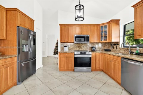 Villa ou maison à vendre à Miami, Floride: 5 chambres, 226.12 m2 № 2016851 - photo 11